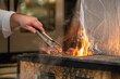 © Thomas - Cuisinier en train de cuire de la viande au barbecue
