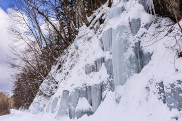 北海道新得町、凍った湧水が氷爆となった「青い滝」【1月】