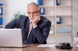 © Elnur - Old male employee working in the office
