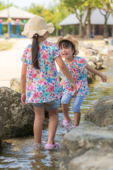 Poster - 公園で水遊びをして遊ぶ女の子