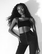 © www.freund-foto.de - Afro Amerikanerin Influencerin im Fotostudio. Modisches Outfit, perfektes Make-up. Selbstbewusste Pose für Social Media. Lifestyle- und Beauty-Konzept für Werbung