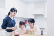 © maroke - 子供と一緒にクッキングをする家族