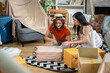 © SKW - Two women are sitting on the floor in a living room