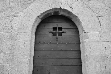 Canvas Print - close view of medieval door and doorway in provencal village in South of France in black and white