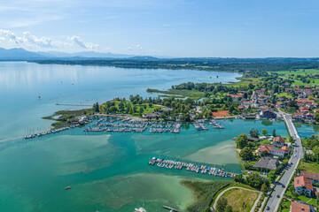 Die oberbayerische Gemeinde Seebruck am Chiemsee aus der Luft