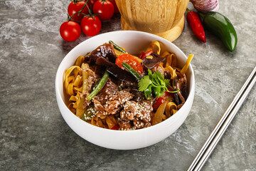 Canvas Print - Asian wok with noodle, vegetables and beef