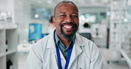 Canvas Print - Face, happy man and scientist in lab on computer for research, pharma or healthcare innovation. Portrait, science and smile of medical doctor, professional or chemist on tech for medicine development