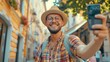 © Fotograf - A person wearing a hat and glasses takes a photo of themselves with their phone
