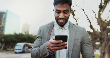 Aufkleber - Man, phone and smile in city for commute, travel and public transport schedule on street. Business person, mobile to happy on sidewalk with online taxi service, update and heading to work in New York