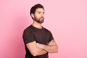 Poster - Photo of confident serious man with stylish bristle dressed brown t-shirt arms folded look empty space isolated on pink color background