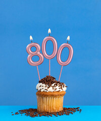 Wall Mural - Candle number 800 - Birthday card with cupcake on blue background