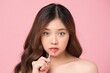 © TAGSTOCK2 - ハートの形をするキャンディーを持つ綺麗な女性
