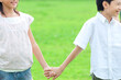 © TAGSTOCK2 - 手をつなぐ男の子と女の子