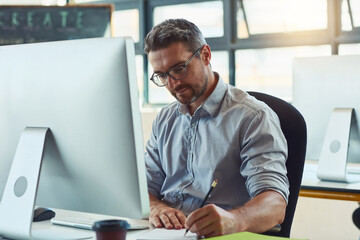 Canvas Print - Computer, writing and businessman in office with research for fundamental trading with stock market. Notes, technology and male broker studying targets for cryptocurrency investment in workplace.