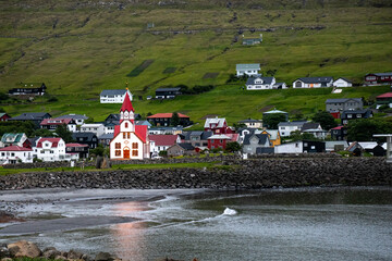 Sandavags kirkja, iglesia en Sandavagur en la isla de Vagar. Pequeño pueblo situado en la ladera de una colina. Islas Feroe., Dinamarca