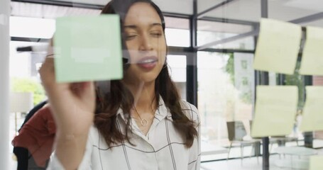 Canvas Print - Business, woman or writing on sticky note and happy in office for brainstorming, planning or reading. Employee, person and smile with problem solving, schedule or mind mapping on glass wall at work