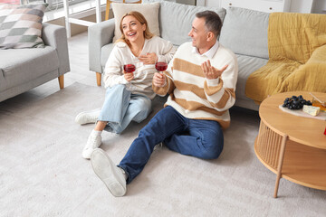 Poster - Mature couple with glasses of wine at home