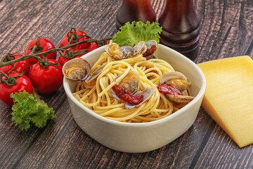 Canvas Print - Pasta with vongole and tomato