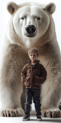 Poster - Fotoporträt eines kleinen Jungen mit einem riesigen Eisbär