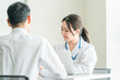 © buritora - 患者の話を聞く女性医師・医者（健康診断・人間ドック・診察・診断・検査）