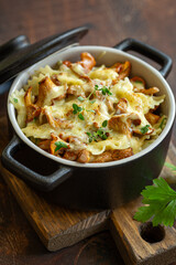 Wall Mural - baked pasta with chanterelle mushrooms