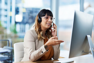Aufkleber - Business woman, computer and web consultation talk with customer support and headphones at call center. Office, crm and telemarketing consultant with internet advice and help desk with online agent