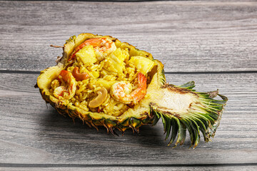 Canvas Print - Thai cuisine - rice with prawn in pineapple