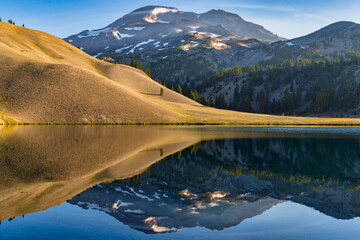 Wall Mural - lake reflection in the mountains