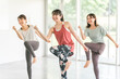 © buritora - スポーツジムでダンス・エアロビレッスンをする女性達