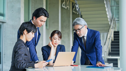 Poster - 会議するビジネスパーソンのグループ