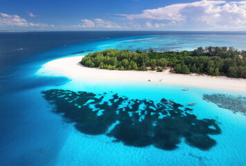 Canvas Print - Aerial view of blue sea and amazing Mnemba island, Zanzibar. Top view of white sandy beach, green trees, palms, ocean with clear azure water on summer sunny day. Tropical landscape. Exotic. Travel