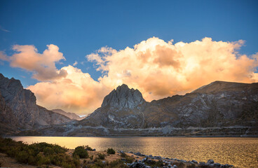 Wall Mural - Lake in Cordillera