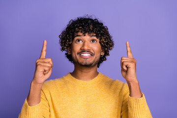 Poster - Photo of funny man wear trendy yellow jumper recommend empty space poster isolated on violet color background