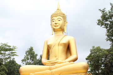 golden buddha statue