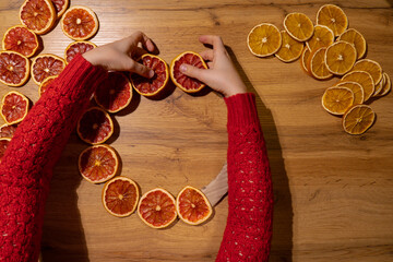 step by step instruction of making handmade christmas wreath made of dry fruits oranges and grapefru