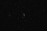 Plejady gwiazd w gwiazdozbiorze byka w pogodna sierpniowa noc, długie naświetlanie, astrofografia 