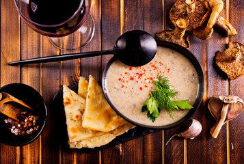 Canvas Print - Bowl of creamy mushroom soup, sliced mushrooms and parsley with bread