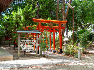 Sticker - 鮮やかな稲荷社の鳥居とお神籤