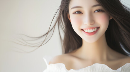 Aufkleber - 若くて可愛いアジア女性モデルの笑顔。美しい肌と髪が魅力的な美容ポートレート