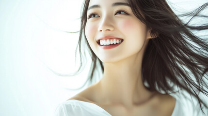 Aufkleber - 若くて可愛いアジア女性モデルの笑顔。美しい肌と髪が魅力的な美容ポートレート