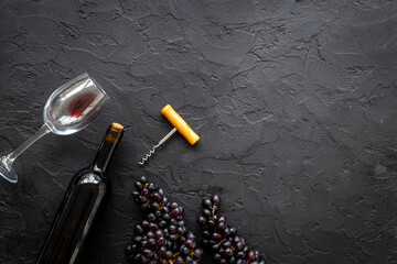 Wall Mural - Bottle of red wine with bunch of grapes and wineglass