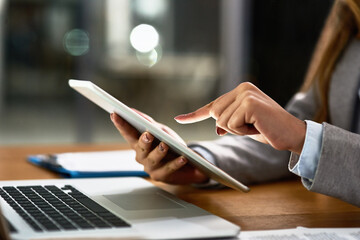 Aufkleber - Business woman, office and hands with tablet at night with digital finance consultant with deadline at desk. Planning, market research and tech with helpdesk, accounting advice and web consultation