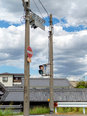 Wall Mural - 昭和に製造された古い歩行者用信号機