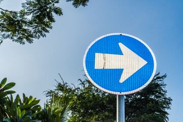 traffic sign indicating arak to turn right.