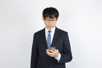 スマートフォンを弄るビジネスマン