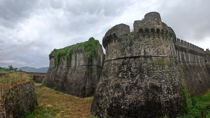 Canvas Print - Fortezza di Sarzanello - medieval fortification on the Sarzanello hill near Sarzana, Province of La Spezia, Liguria, Italy