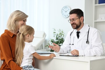 Poster - Doctor consulting little girl and her mother in hospital