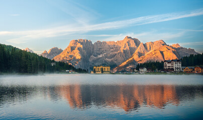 L'alba sul lago