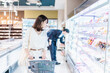 © maroke - スーパーで買い物をする若い女性