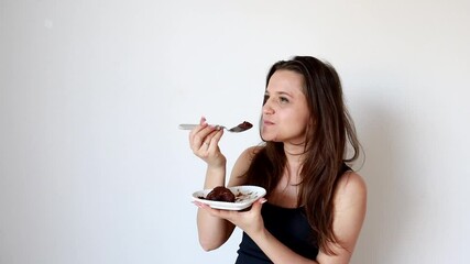 Wall Mural - Mulher comendo torta de chocolate deliciosa 